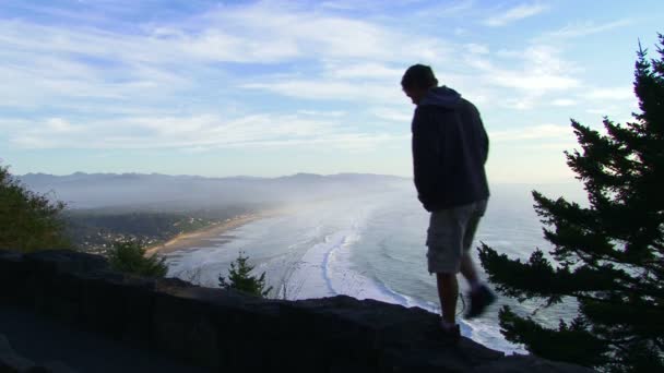Orang yang mendaki jalur tinggi di lepas pantai Oregon dan Highway 101 . — Stok Video