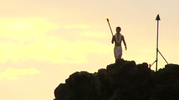 Man tänder en traditionell ficklampa — Stockvideo