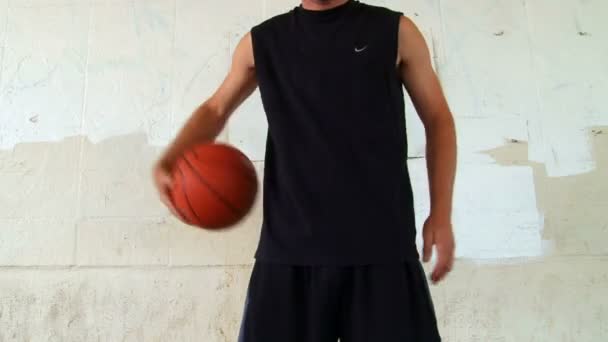 Homem mostra um basquete na câmera — Vídeo de Stock