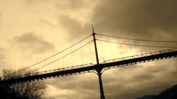 Grijze hemel boven de brug — Stockvideo