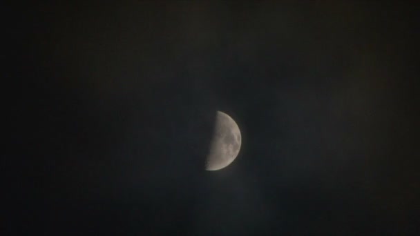 Lua cheia brilhante em noite parcialmente nublada — Vídeo de Stock