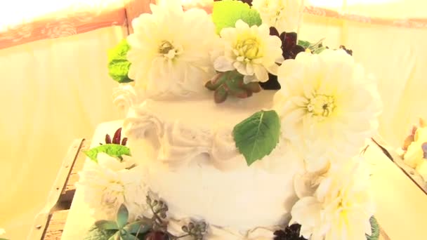 Tort weselny na stole — Wideo stockowe