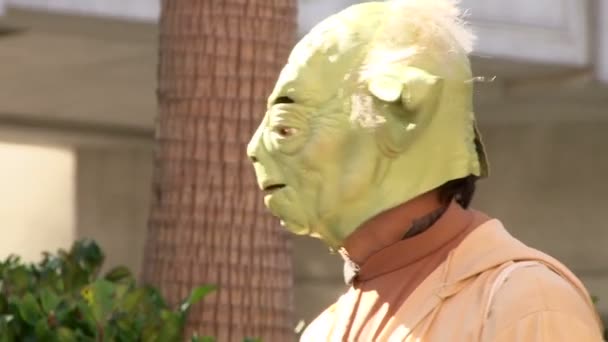 Las vegas, nevada - circa 2012 - Star Wars Yoda Imitator in las vegas winkt Touristen zu. — Stockvideo
