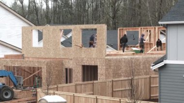 İnşaat ekibi mahallede yeni ev inşaatında çalışıyor..