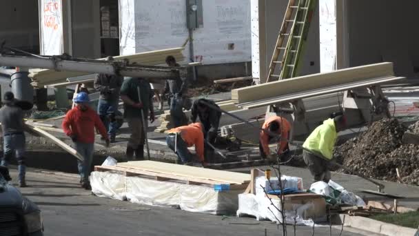 Tripulação Carpinteiros Trabalhadores Concreto Continuam Ocupados Construindo Novas Casas Nos — Vídeo de Stock