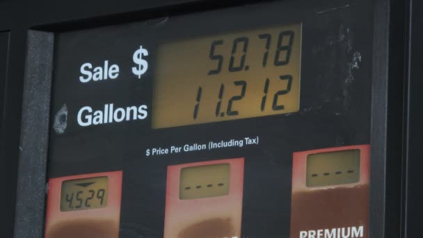 Benzin Istasyonunda Gerçek Zamanlı Rekor Fiyatlar Hızla Artıyor — Stok video