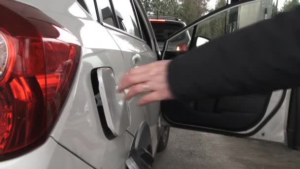 Blisko Osoby Która Zaczyna Tankować Samochód Stacji Benzynowej — Wideo stockowe