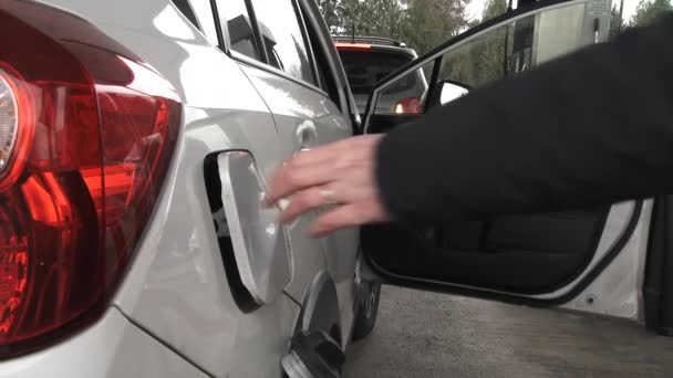 Primer Plano Persona Que Comienza Llenar Coche Estación Servicio — Vídeo de stock