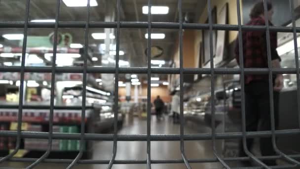 在杂货店巡游过道时 可从购物车内看到的景观 — 图库视频影像