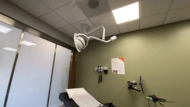 Внутренний Пустой Кабинет Врача Медицинской Клинике Наклон Панорамный Снимок — стоковое видео
