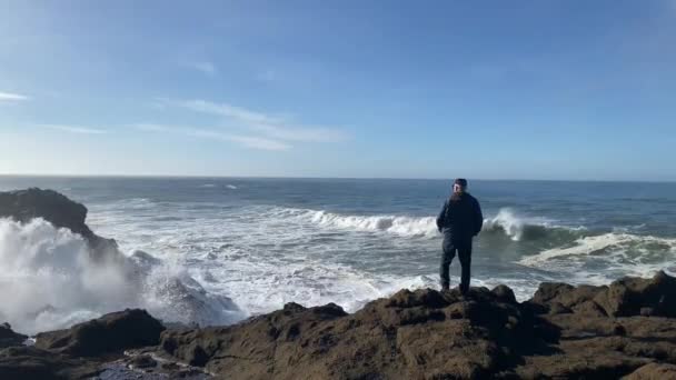 Старий Море Величезними Хвилями Розбилися Скелястій Береговій Лінії — стокове відео