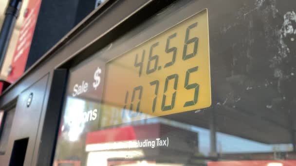 Gasprijzen Dicht Bij Vijf Dollar Gallon Snel Optellen Bij Brandstofpomp — Stockvideo
