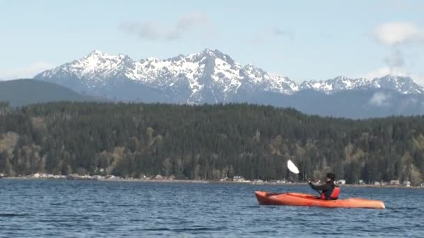 Person Kayak Paddling Stream Enjoying Beautiful Day Olympic Mountains Background Vidéo De Stock Libre De Droits