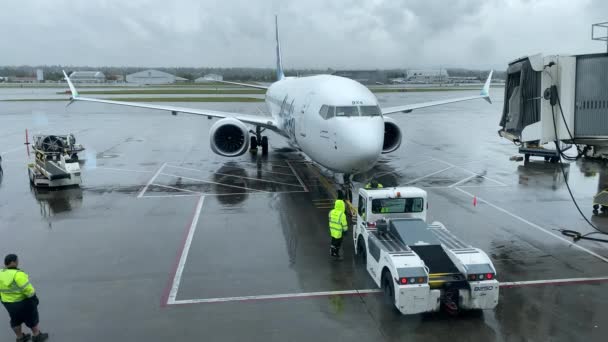 Time Lapse Alaska Airlines Commercial Airplane Loading Getting Taxied Out — Vídeo de Stock