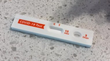 COVID-19 test kitini kapatın ve kişi pozitif sonuç içeren çözeltiyi ekleyin.