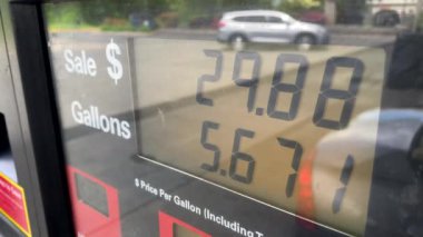 Enflasyon sırasında benzin deposunda galon başına 5 doların üzerinde benzin fiyatları hızla artar..