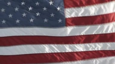 Amerika Birleşik Devletleri 'nin bayrağına yaklaşın. Rüzgarda sallanıyor..