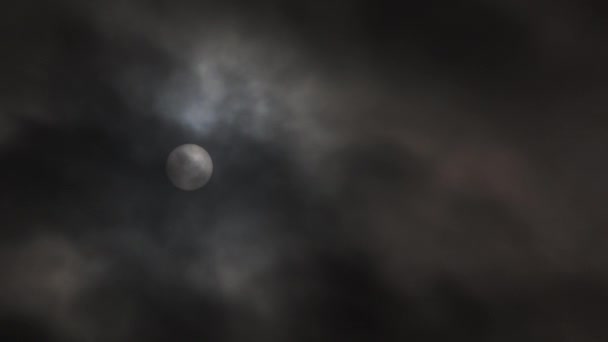 強い雲が通過するように明るく輝く明るい球体 太陽または月と不気味な暗い嵐の空 ロイヤリティフリーストック映像