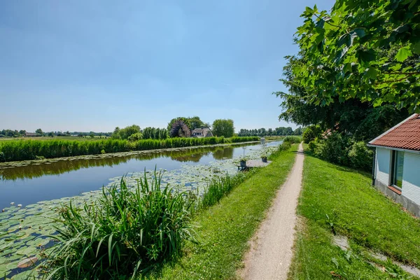 Пейзаж польдерского канала рядом с Роттердамом, Нидерланды — стоковое фото