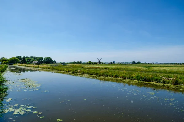 Krajobraz kanału Polder w pobliżu Rotterdamu, Holandia — Zdjęcie stockowe