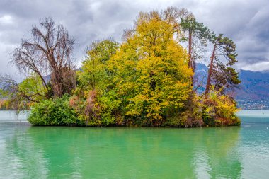 Fransa 'nın Annecy Gölü' ndeki Ile Aux Cygnes adasında sonbahar manzarası