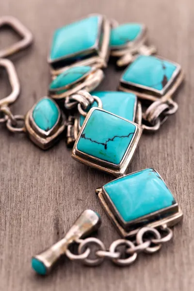 ahşap arka plan üzerinde Turkuaz bilezik