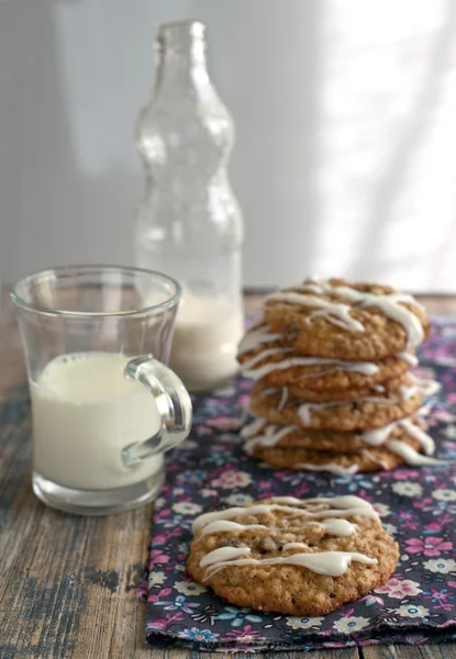 Homemade oat cookies with milk — Stock Photo, Image
