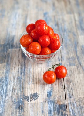 Cam kasede kiraz domatesleri