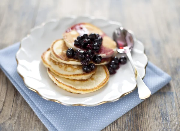 Frittelle con marmellata di ribes nero — Foto Stock