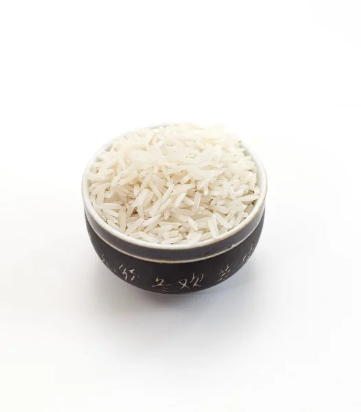 Неприготовленный рис в керамической миске — стоковое фото