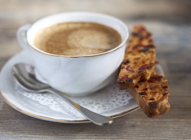 bir fincan kahve ve bisküvi