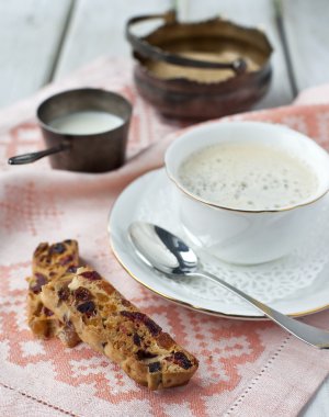 bir fincan kahve ve bisküvi