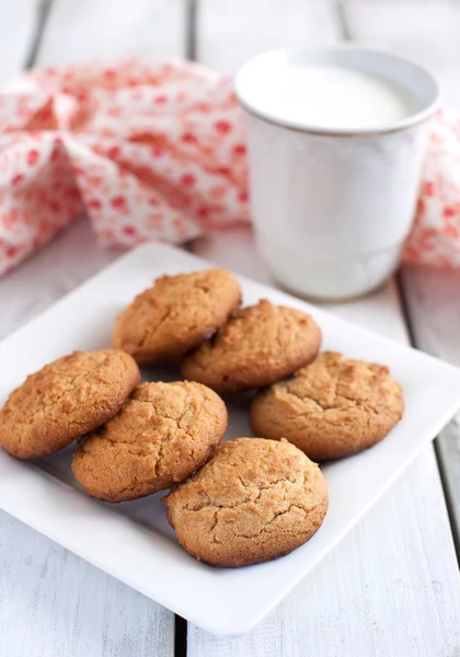 Erdnussbutter-Kekse mit Milch — Stockfoto
