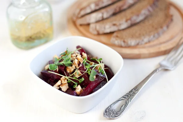 Insalata di barbabietole con noci — Foto Stock