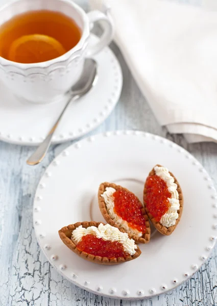Tårtor med röd kaviar — Stockfoto