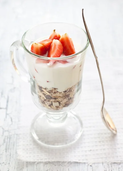 Muesli with yogurt ant strawberries — Stock Photo, Image