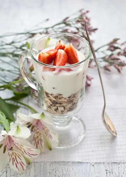 Muesli with yogurt ant strawberries — Stock Photo, Image