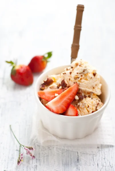 Gelato alla vaniglia con fragole — Foto Stock