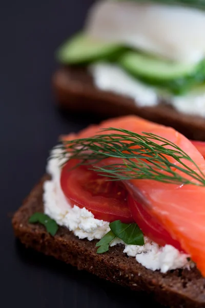 kanepeler ringa balığı ve somon ile