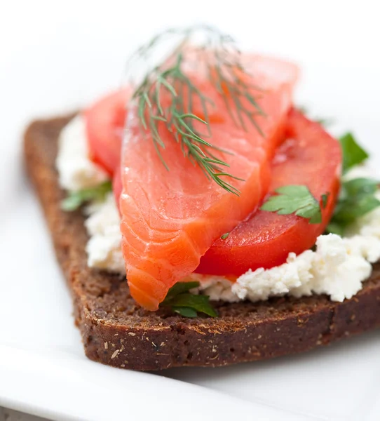 kırmızı balık kanepe krem peynir ve domates ile