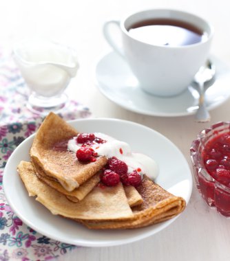 Ahududu reçeli ile Pancakes