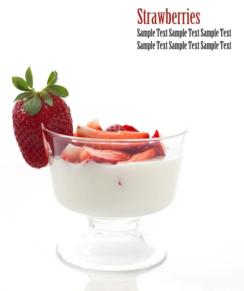 Natural yogurt and strawberries — Stock Photo, Image