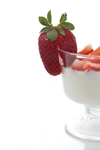 Natural yogurt and strawberries — Stock Photo, Image