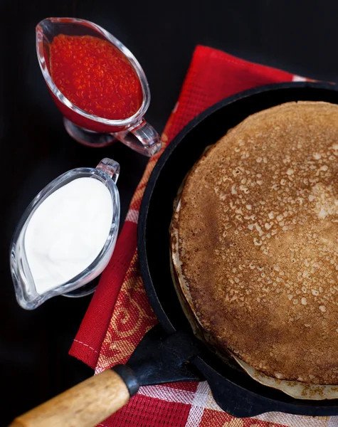 Pannkakor med röd kaviar — Stockfoto