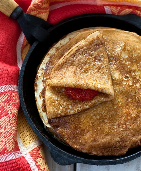 Kırmızı havyarlı gözleme.