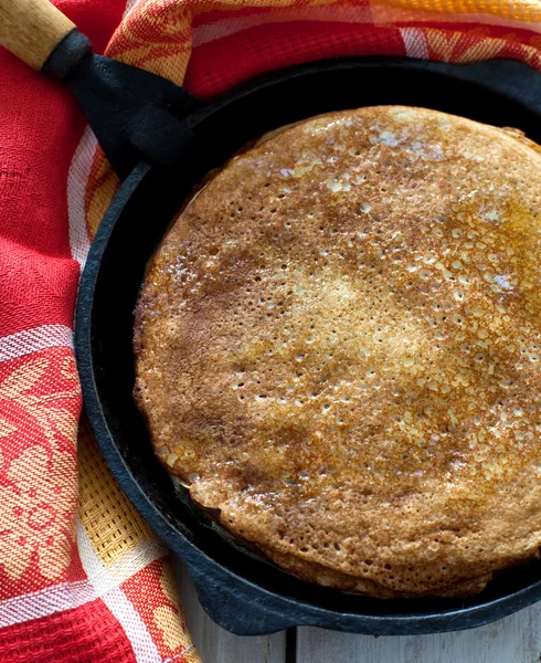 Pannkakor i gjutjärn stekpanna — Stockfoto