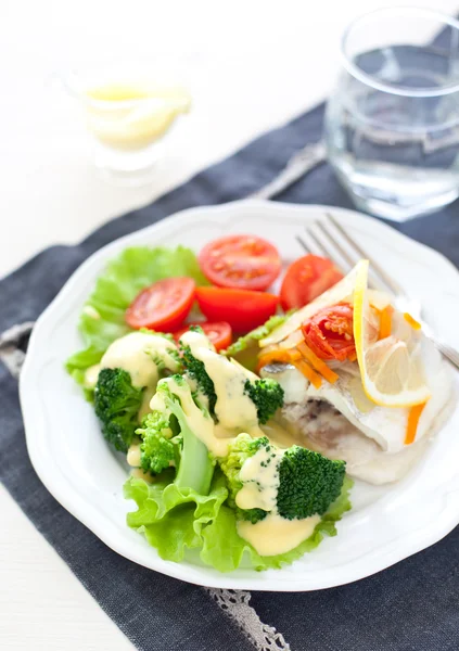 Steamed fish and broccoli — Stock Photo, Image