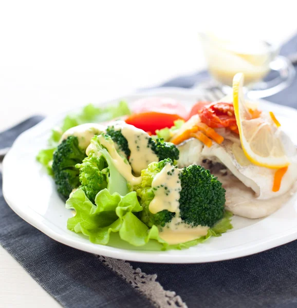 Gestoomde vis en broccoli — Stockfoto