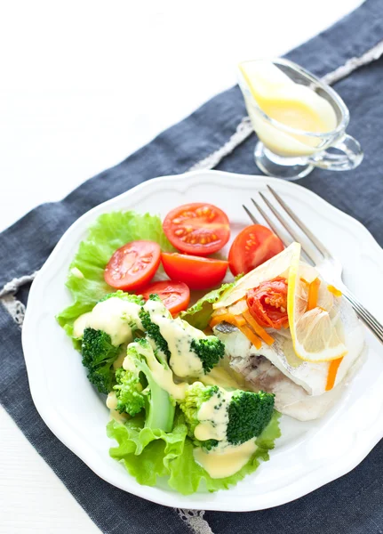 Pesce al vapore e broccoli — Foto Stock