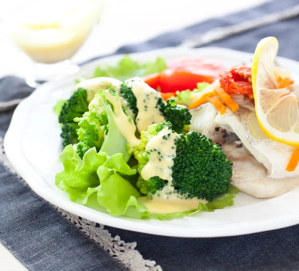 Steamed fish and broccoli — Stock Photo, Image